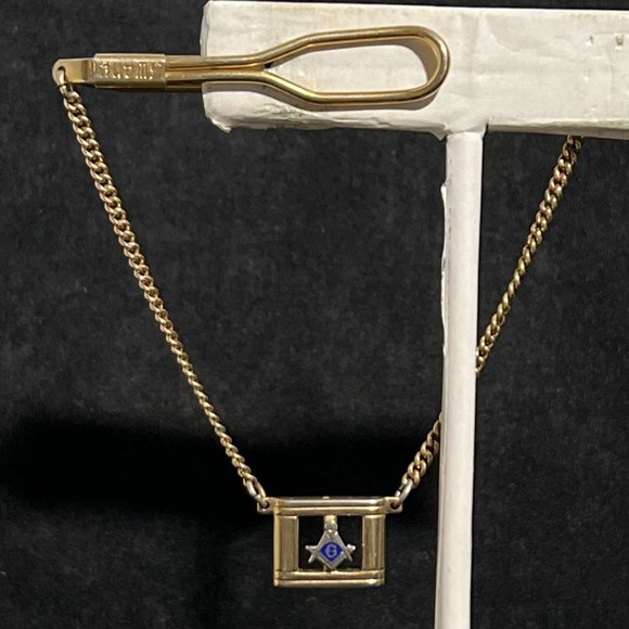 Vintage Swank Gold Tone Free Masons Tie Bar With Curb Chain (3926) - Picture 1 of 4